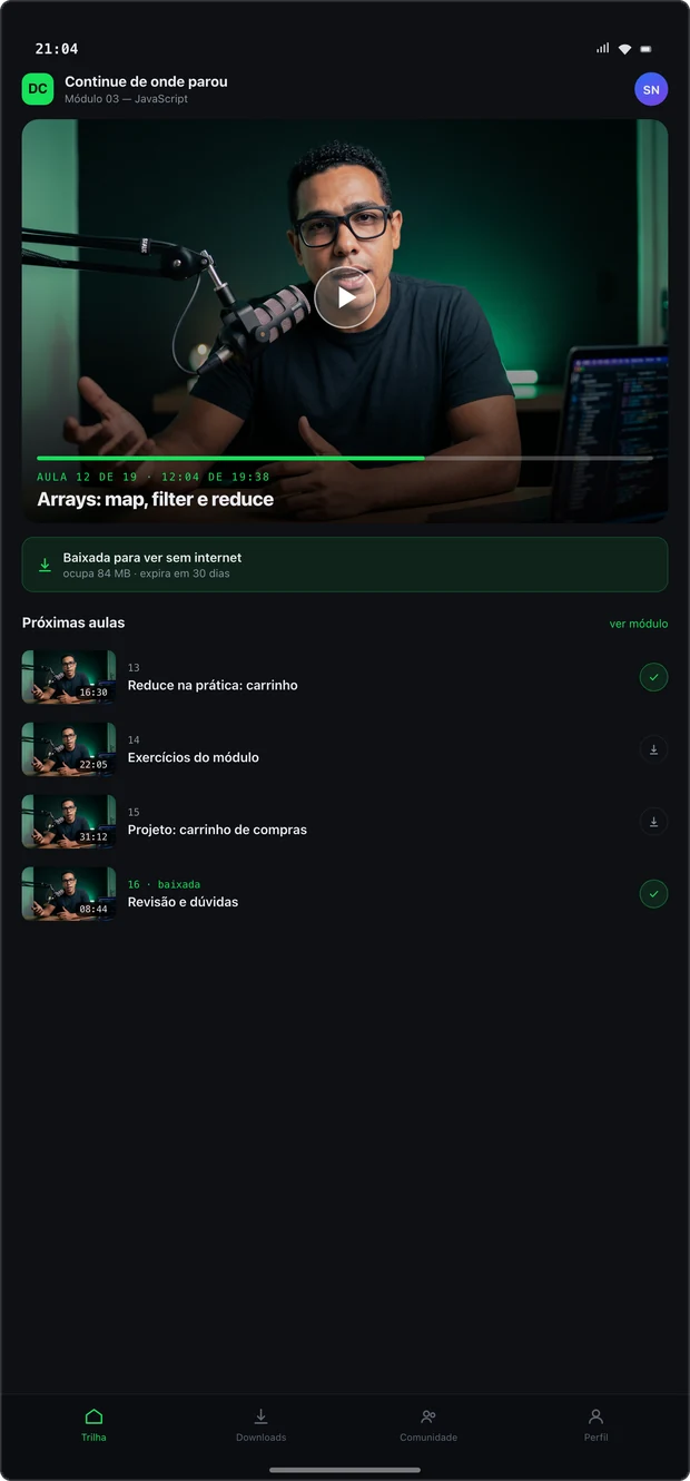 Tela do app do DevClub num iPhone: a aula em andamento, baixada para ver sem internet, e as próximas aulas do módulo
